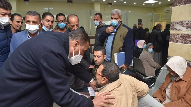 محافظ مطروح يتفقد سير العمل بالمركز التكنولوجى لخدمة المواطنين بمركز ومدينة مرسى مطروح