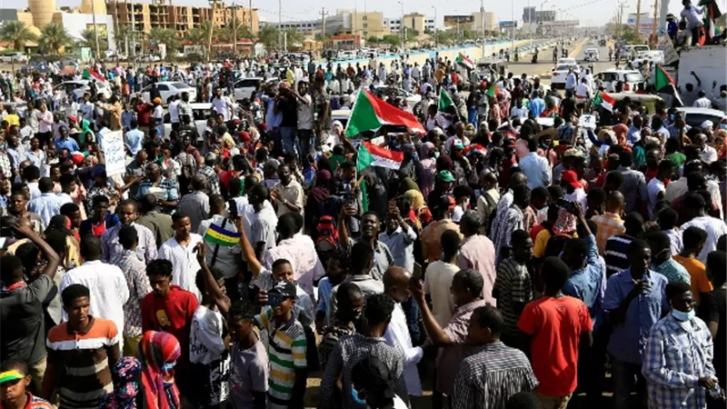 آلاف المحتجين يصلون إلى محيط القصر الرئاسي بالخرطوم
