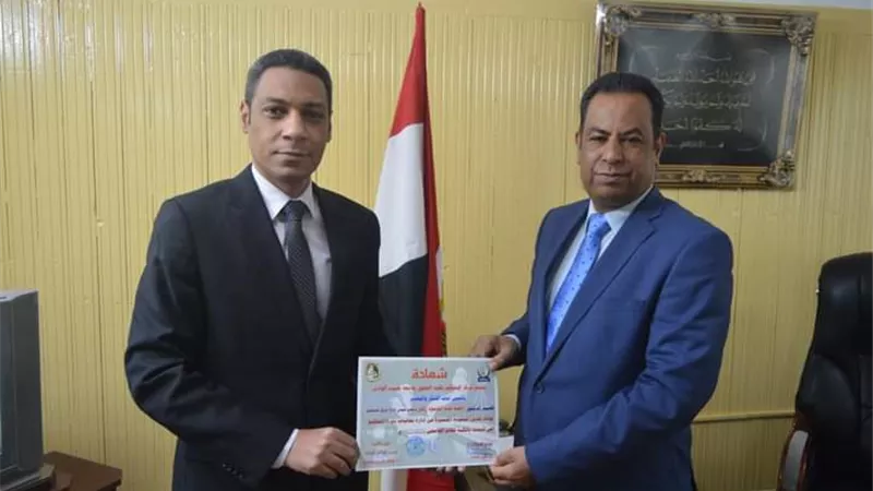 تكريم المشاركين فى دورات مركز التحكيم بكلية الحقوق بقنا