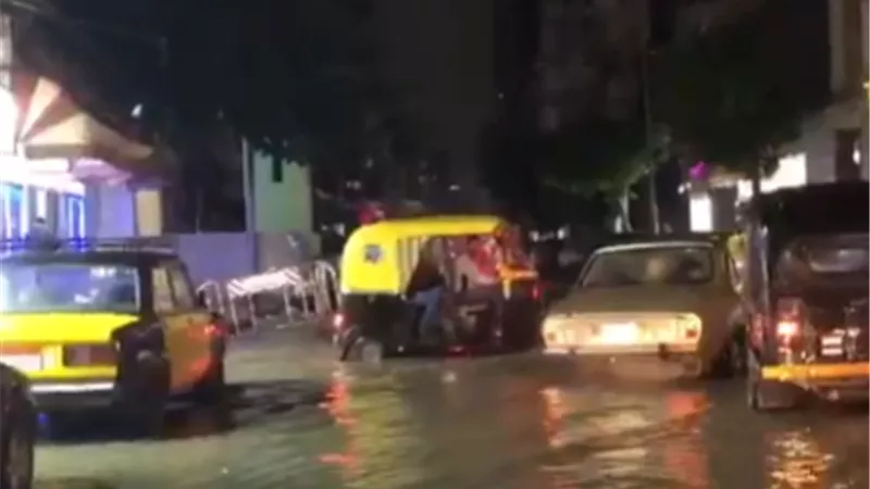 شاهد بالفيديو .. أمطار غزيرة تسقط على الاسكندرية الآن