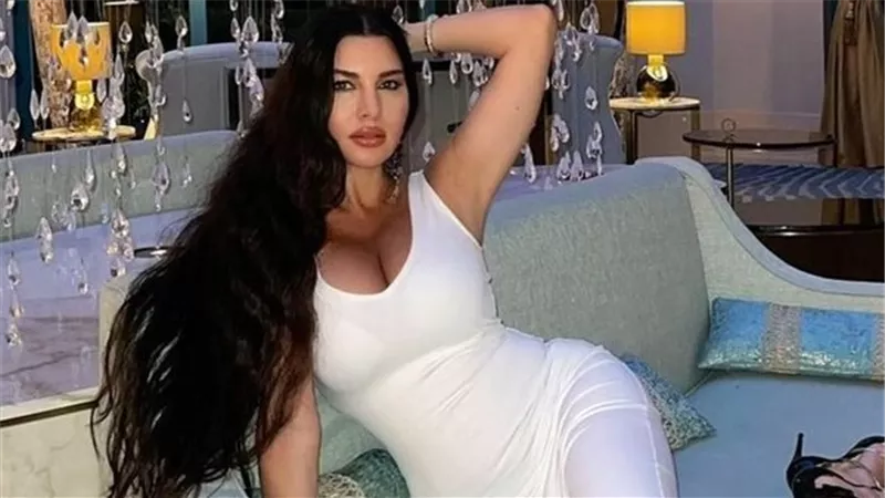 بـ روب ابيض.. لاميتا فرنجية تخطف الانظار باطلالة جذابه