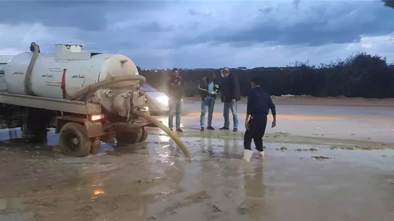 رفع تجمعات المياه نتيجة الأمطار الشديدة ببرج العرب فى الاسكندرية
