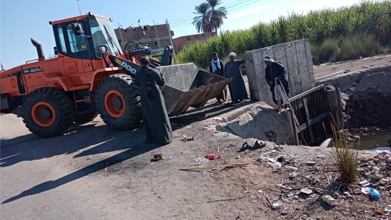 رئيس مركز الطود جنوب الأقصر يتابع أعمال تطهير الترع