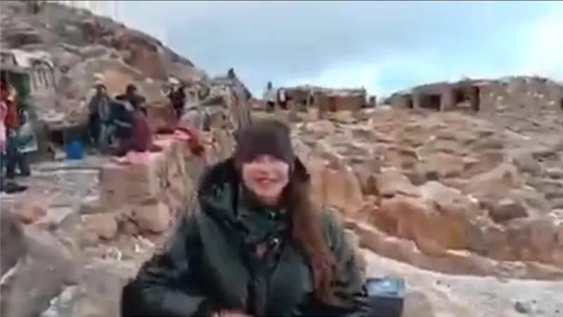 بالفيديو .. تساقط الثلوج علي جبل موسى في سانت كاترين