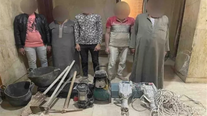 داخل حفرة 15 متر.. القبض على 5 أشخاص لتنقيبهم عن الآثار