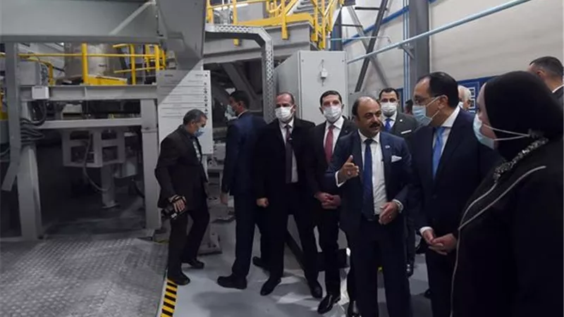 رئيس الوزراء يشهد افتتاح خطوط إنتاج جديدة بمصنع شركة 