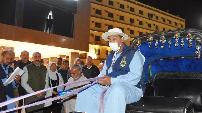 محافظ أسوان لسائقى الحنطور: إجراءات رادعة للمخالفين وعدم الإلتزام بحسن معاملة الضيوف
