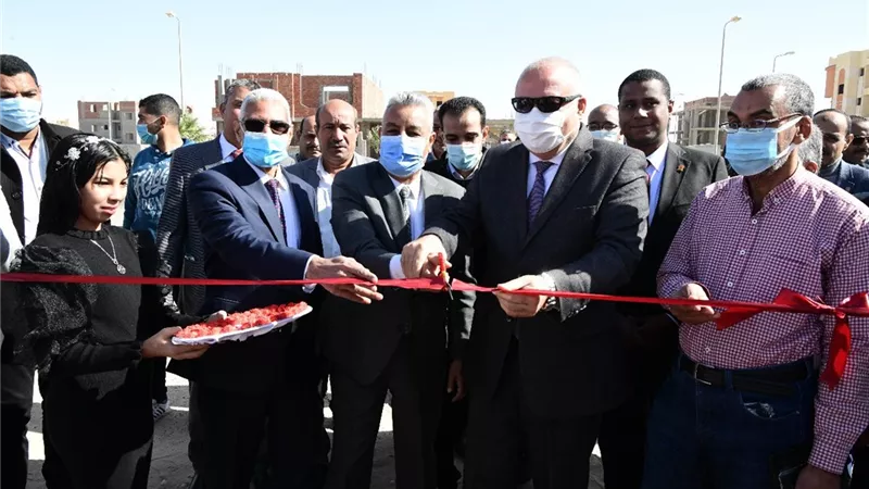 محافظ قنا ورئيس جامعة جنوب الوادى يضعان حجر أساس مشروع جرين سيتى