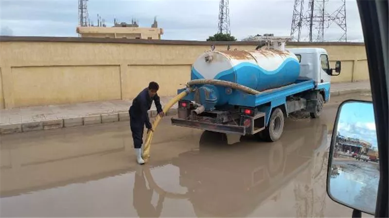 محافظ مطروح يتابع كسح تراكمات الامطار من مدن المحافظة