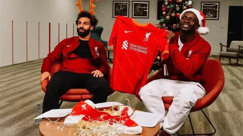 محمد صلاح ورفاقه يحتفلون بالكريسماس في مستشفى أطفال بمدينة ليفربول