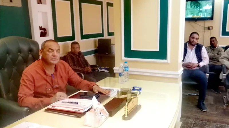 رئيس مدينة الأقصر يلتقي رؤساء الأحياء ومديري الإدارات