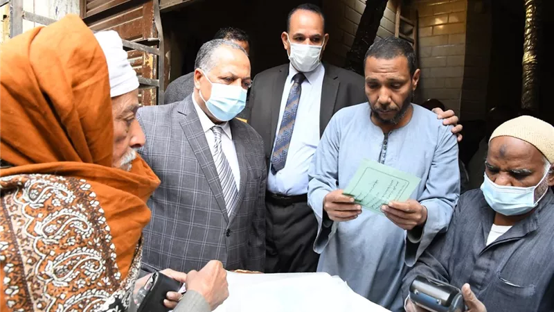 السكرتير العام لمحافظة قنا يقود حملة تموينية مكبرة لضبط الأسواق