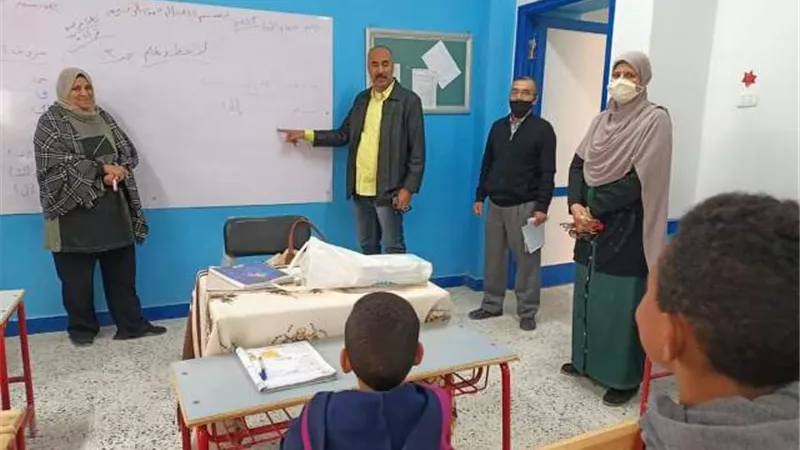 الفولي يتابع سير العملية التعليمية أثناء العاصفة الترابية بمدارس عتاقة