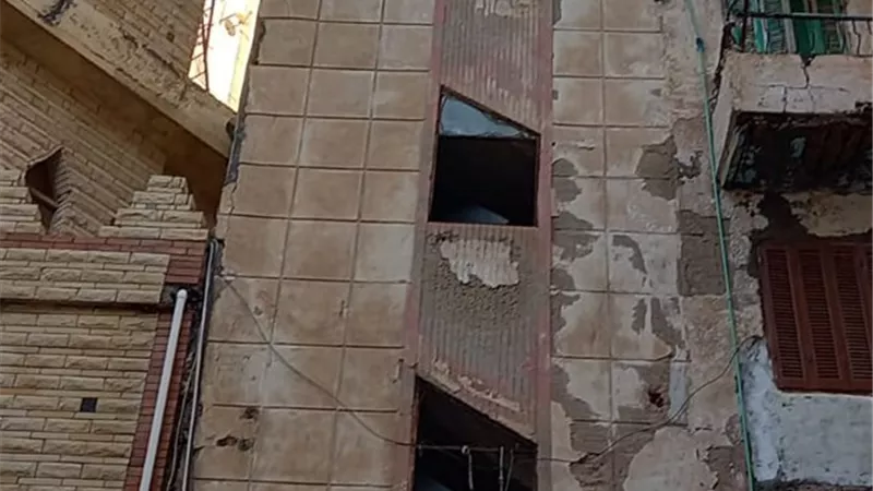 انهيار الطابق الأخير بعقار في حي الجمرك بالأسكندرية دون إصابات..صور