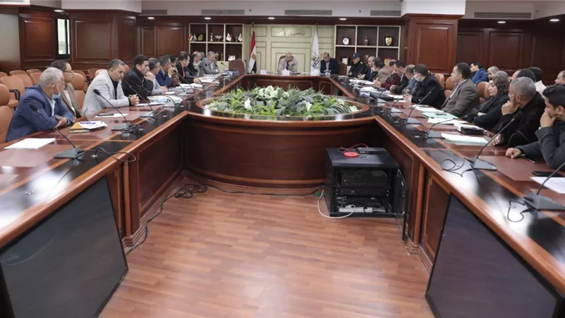 محافظ بني سويف يناقش الموقف المالي والتنفيذي لمشروعات الخطة الاستثمارية