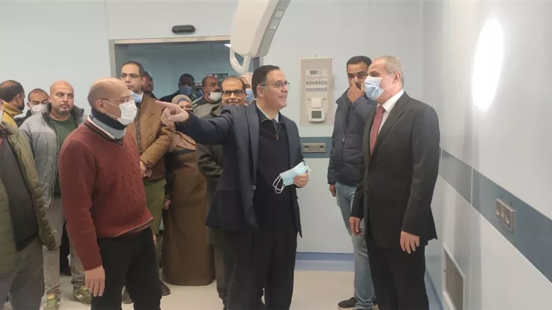 رئيس جامعة القناة يفاجئ أقسام المستشفي ..صور
