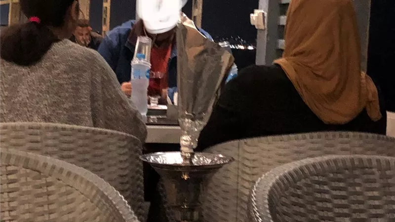 المقاهي تتحدى الكورونا وتقدم الشيشة ب ١٤٠ جنيها على كورنيش الاسكندرية