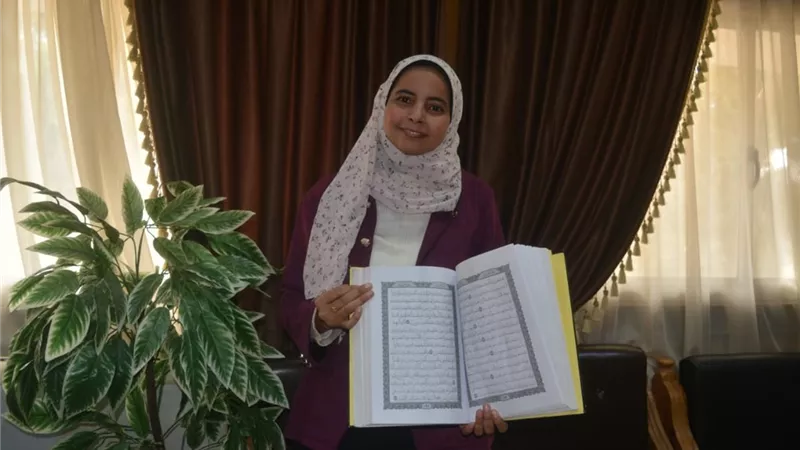 نائب رئيس جامعة الأزهر للوجه القبلي يكرم الطالبة فاطمة يوسف لحفظها القرآن وكتابته بخط يدها