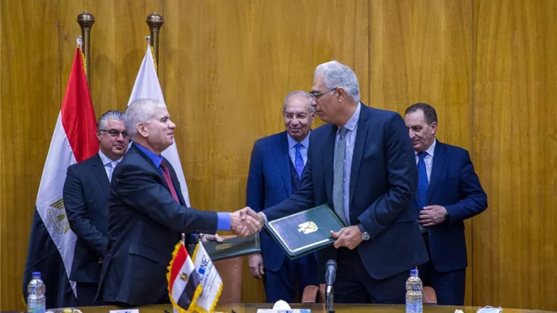 توقيع عقد إنشاء مجمع 
