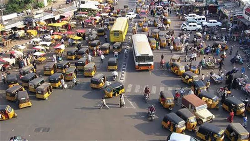 المواقف العشوائية والتكاتك تحاصر شبين القناطر وطوخ.. السوزكى أغلقت شوارع بنها