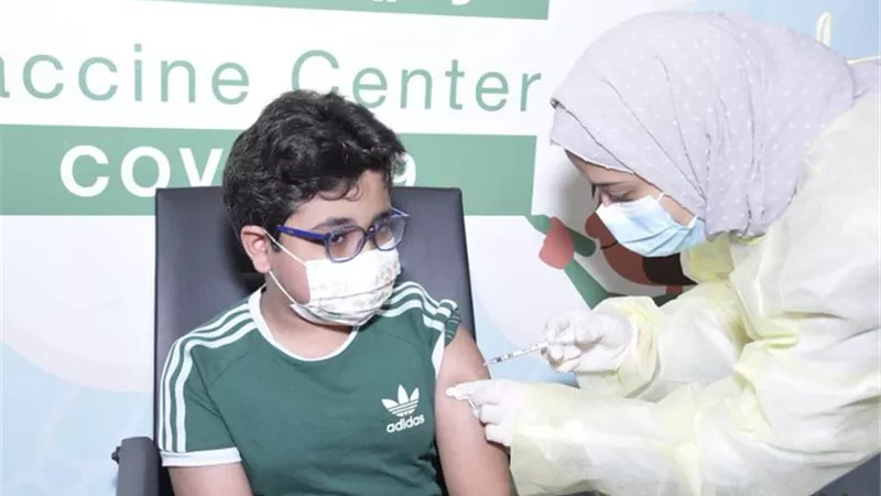 السعودية تعطى أول طفل اللقاح المضاد لكورونا