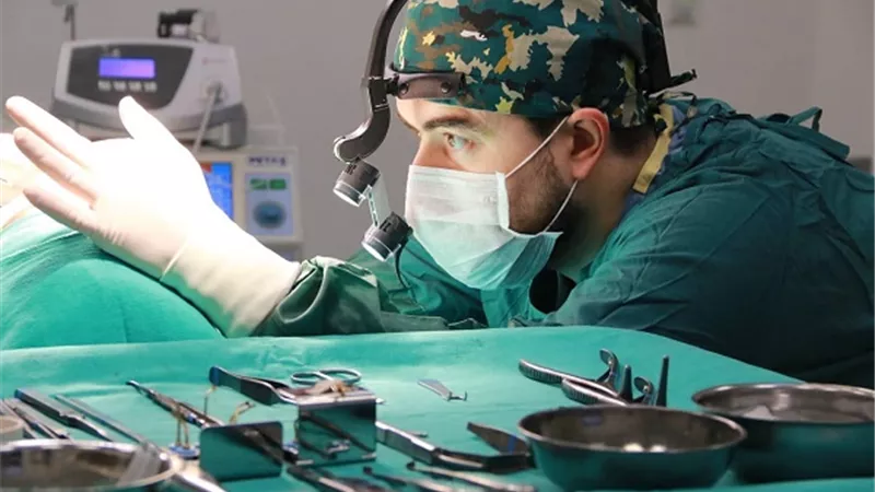 خبير دولى يبحث التعاون مع التأمين الصحى الشامل لاجراء جراحات تجميلية بالمجان