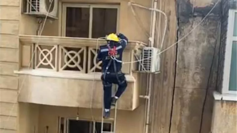 الحمابة المدنية فى مهمة لانقاذ قطة محجوزة بالدور السابع بالاسكندرية .. صور