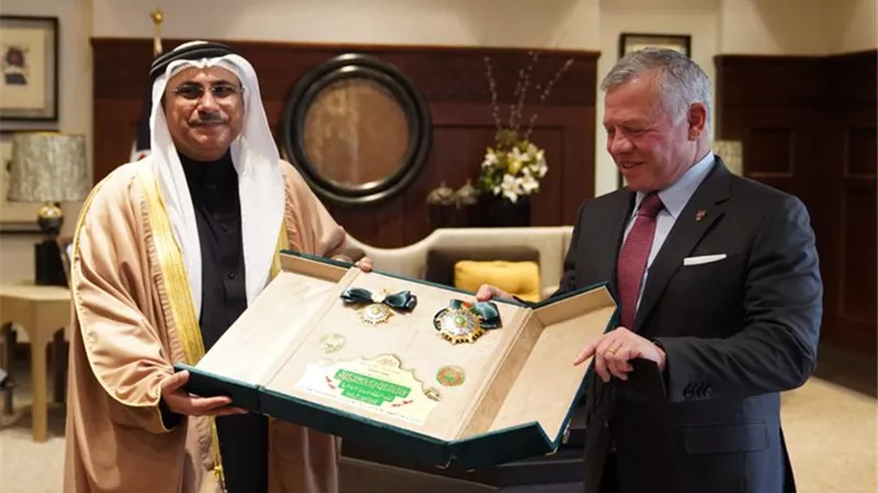 رئيس البرلمان العربي يسلم العاهل الأردني وسام 