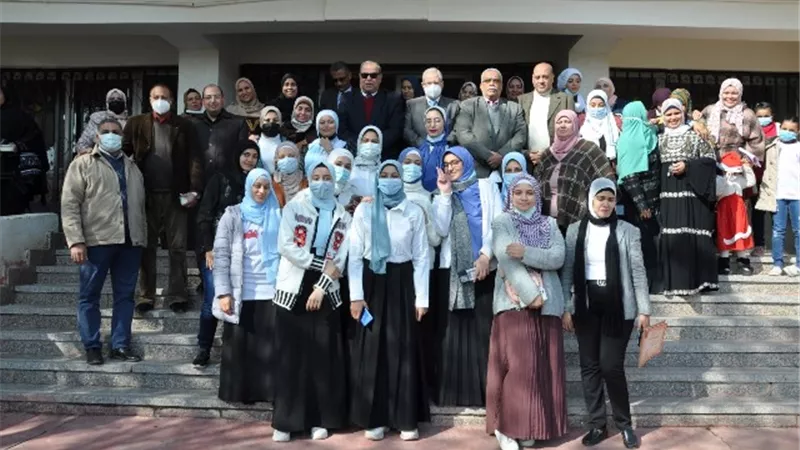 رئيس جامعة حلوان يفتتح معرض ملابس لطالبات المدينة الجامعية.. بالصور