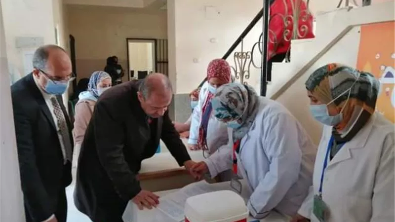 رئيس قطاع الطب الوقائي وممثل منظمة الصحة العالمية يتفقدان سير حملة تطعيم شلل الأطفال