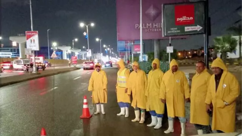 جهاز مدينة 6 أكتوبر يرفع درجة الإستعدادات القصوى بسبب الأحوال الجوية.. بالصور