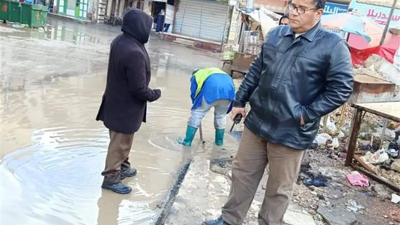 رئيس مدينة بلطيم في حملة فجرية لإزالة آثار النوة الأخيرة