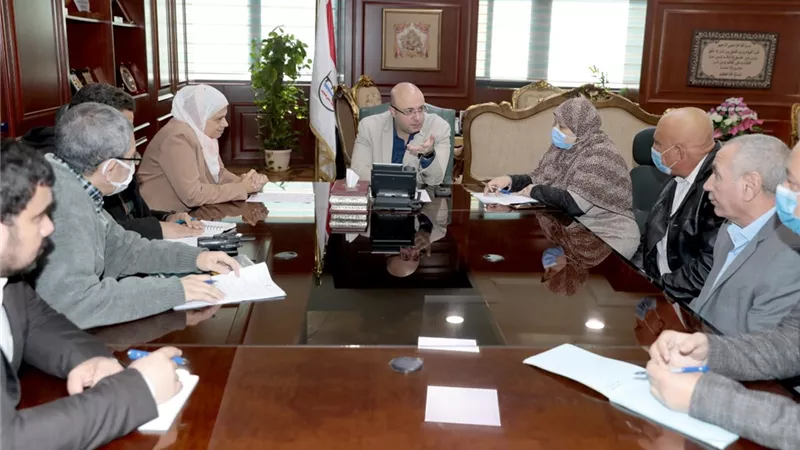 محافظ بني سويف يبحث مشكلات المواطنين بقرية طنسا