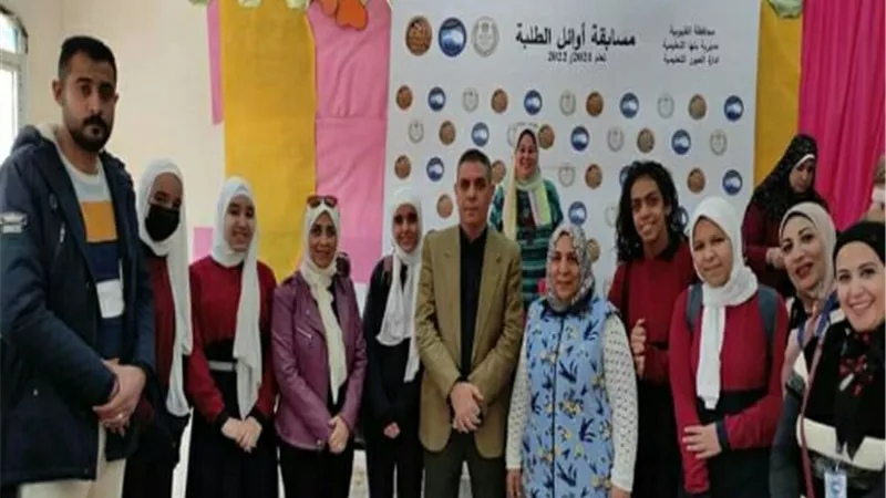 مدير تعليم العبور يشهد فعاليات مسابقة اوائل الطلبة للمرحلة الاعدادية.. صور