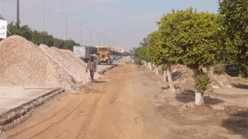 جهاز العاشر من رمضان يستكمل اعمال رفع كفاءة وتطوير الطرق الداخلية بالمدينة