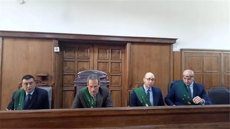 تاجيل محاكمة سيدة ونجلتها وأخرين لإتهامهم بقتل شابا ابتزهما بمقاطع جنسية