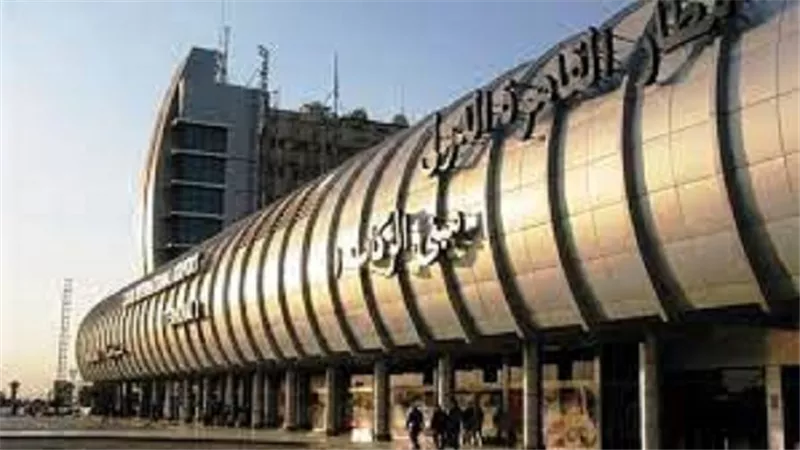 عامل نظافة يعيد حقيبة أموال لصاحبها فقدها أمام مطار القاهرة
