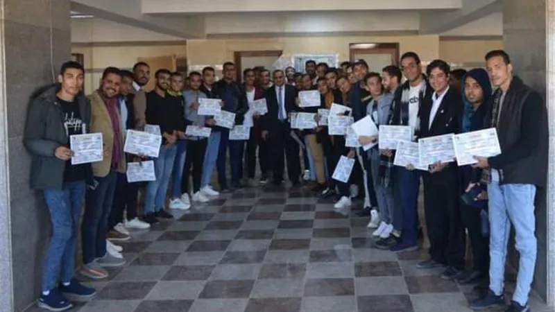 تكريم الطلاب المشاركين فى الدورة الثالثة لإعداد المحكمين بحقوق جنوب الوادى