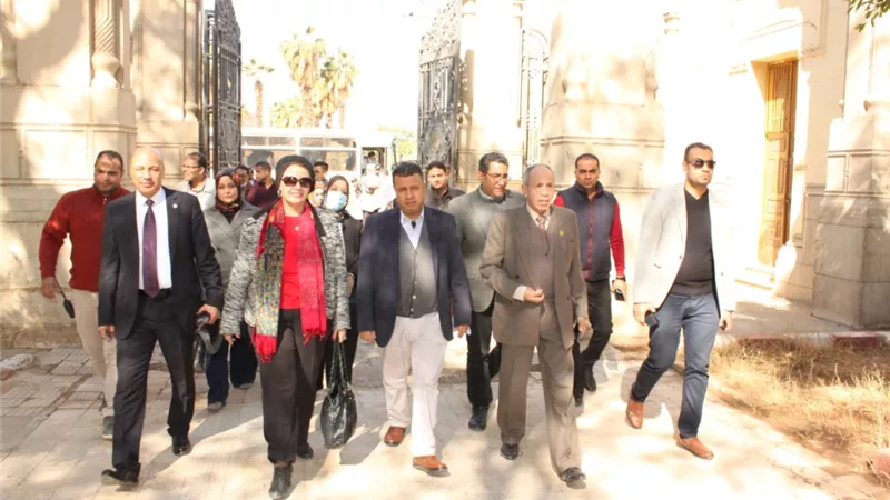 نائب رئيس جامعة أسيوط في زيارة المعهد الديني