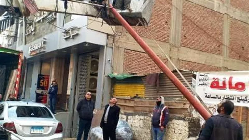 محافظ الشرقية يُتابع أعمال نقل وزراعة أعمدة الإنارة بشارع طلبة عويضة بالزقازيق