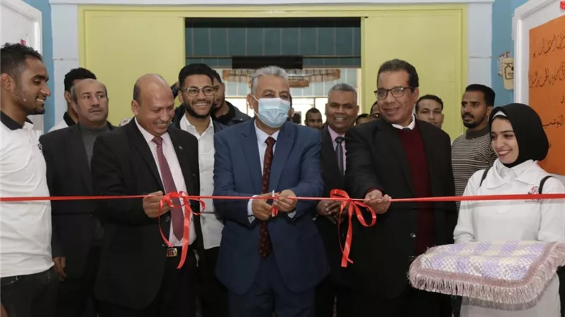 رئيس جامعة جنوب الوادي يفتتح معرض الابداعات الفنية لأسرة طلاب من اجل مصر