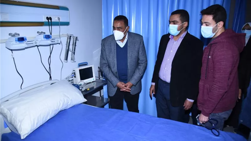 محافظ مطروح يتفقد مستشفي راس الحكمة