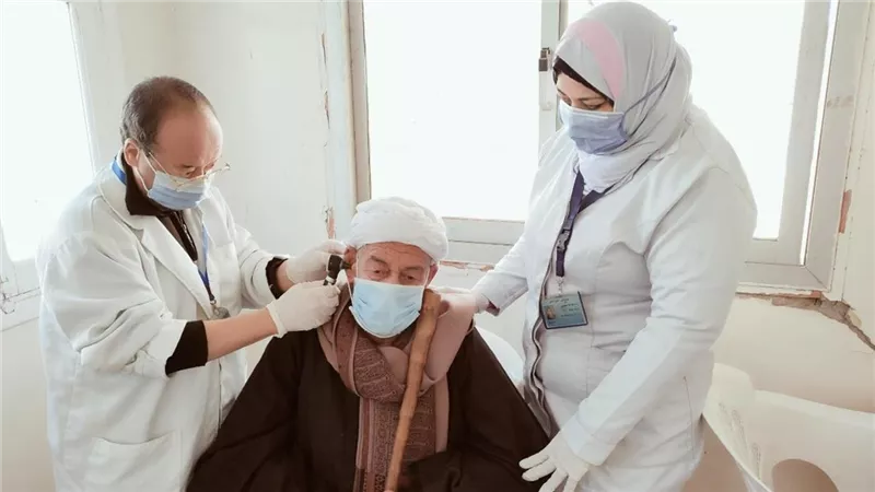 صحة المنيا : فحص وعلاج 1674 مواطنا باحدى قرى ديرمواس بالمجان