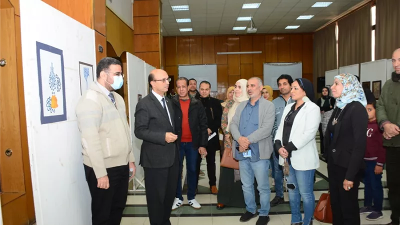 نائب رئيس جامعة أسيوط يتفقد معرض الخط العربي لأعضاء هيئة تدريس و طلاب كلية الفنون الجميلة