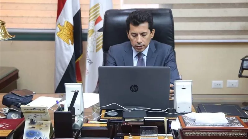 أول تعليق من وزير الرياضة على أزمة العامري فاروق في انتخابات الأهلي.. فيديو