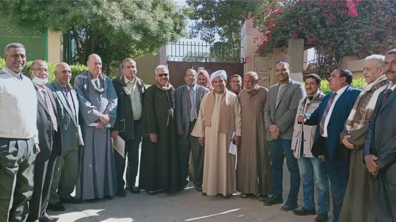 نائب نقادة يتبرع بـ 5 آلاف جنيه لمدرسة الشهيد خالد عبدالعاطى الثانوية بالخطارة