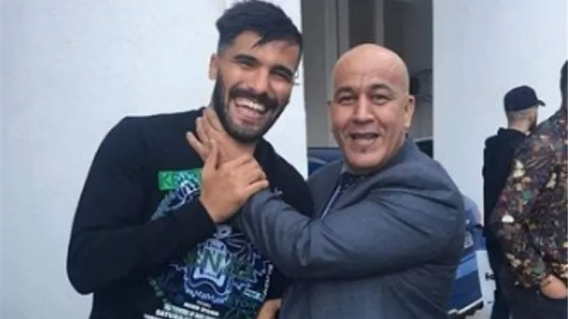 برلماني جزائري يثير غضب التونسيين بصورة 
