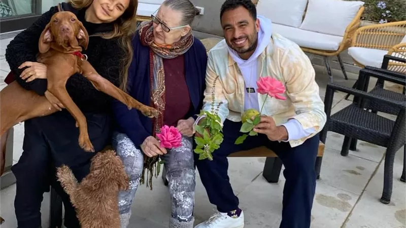 نيللى كريم برفقة زوجها ووالدتها الروسية فى أحدث ظهور.. صور