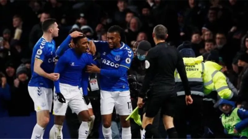 رسميا..تأجيل مباراة بيرنلي وإيفرتون في الدوري الإنجليزي الممتاز بسبب كورونا