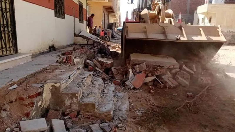 إزالات فورية لعدد ٣٠ حالة بمساحة ١٠٠٠ م٢ تعوق تطوير بلوكات الأحياء بالغردقة